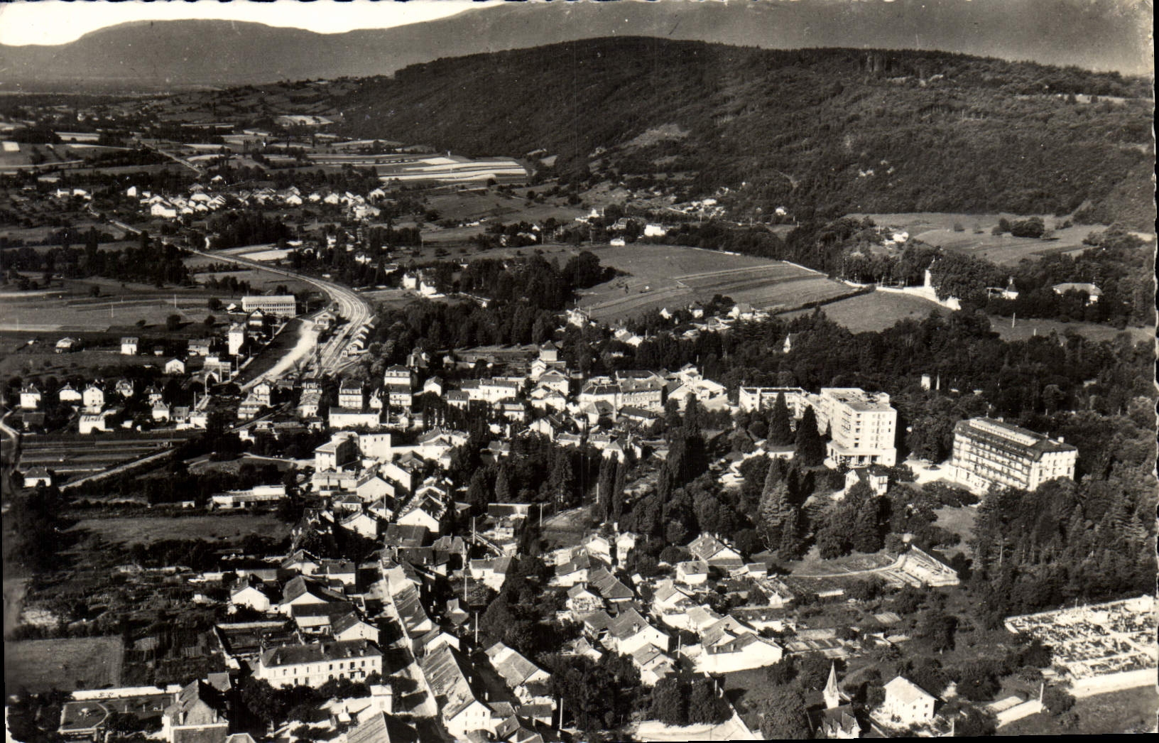 Divonne-les-Bains — Vue générale aérienne et Mont Mussy — Édition J. Cellard