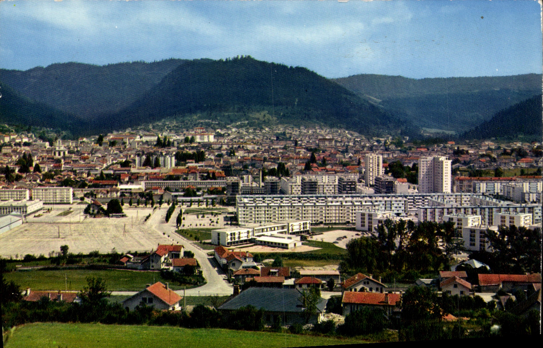 CPA Oyonnax vue generale au premier plan la nouvelle ville 