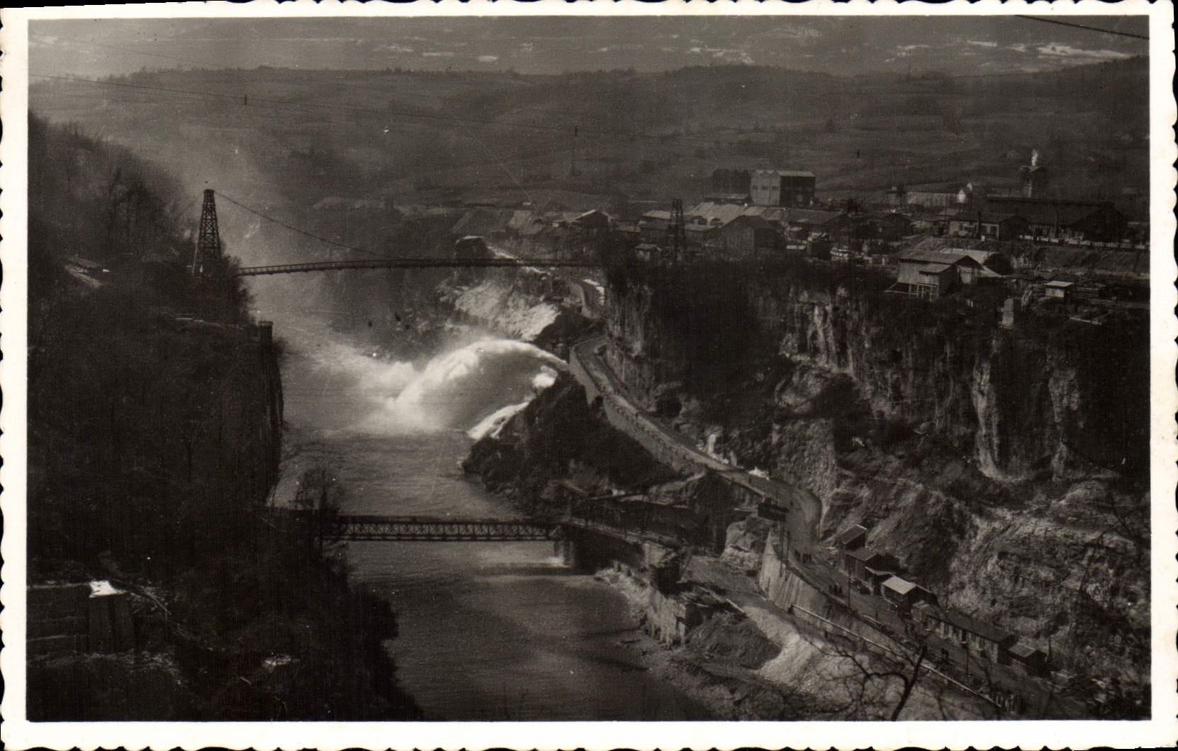 Genissiat (Ain) — Vue à l'aval du barrage, ensemble des installations et déversoir rive droite (1948) — Édition de la C.G. des Équipements - Lyon