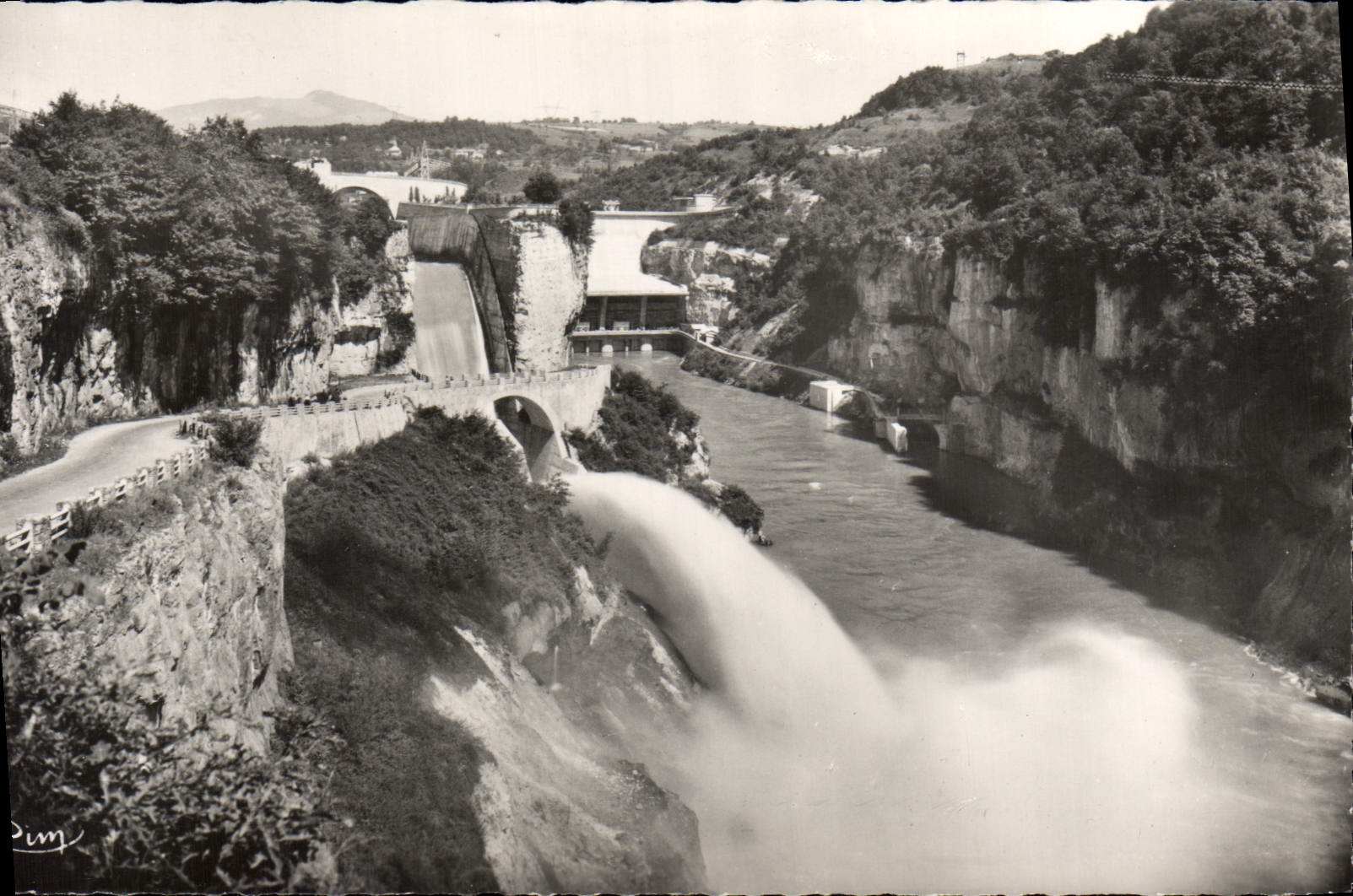 Barrage de Génissiat (Ain) — Vue générale - Canal évacuateur de crues et Doucine — Photographie C. N. R. - Art. C. N. R. - Conseil Maton