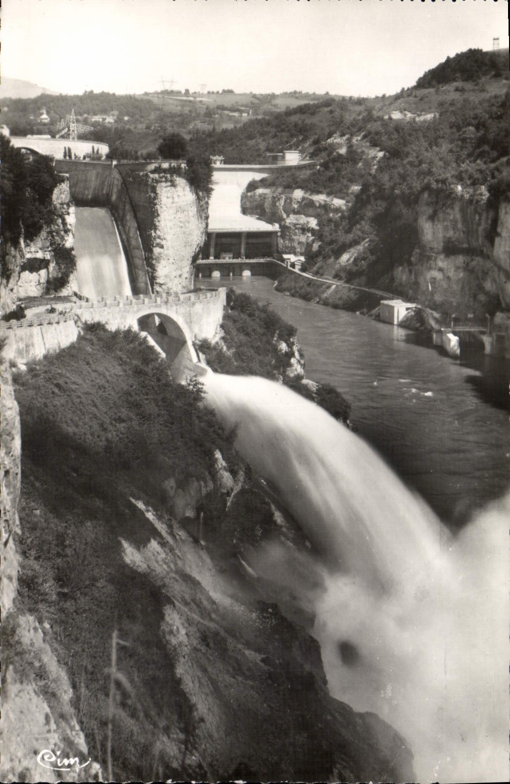 Barrage de Génissiat (Ain) — Vue d'ensemble - Canal évacuateur et Doucine — Phot. C. N. R.