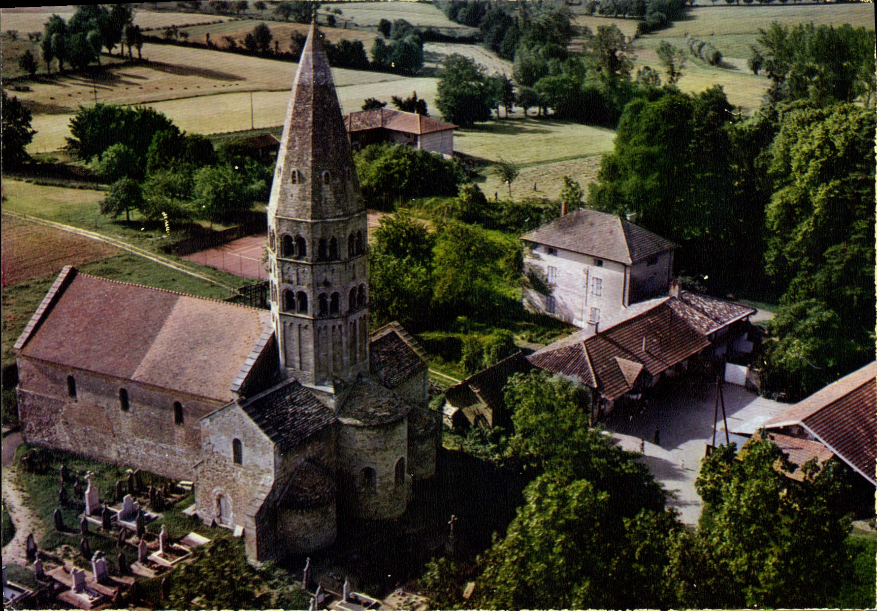 Bage-le-Châtel (Ain) — Église Saint-André du XIIe siècle — édifice roman classé monument historique