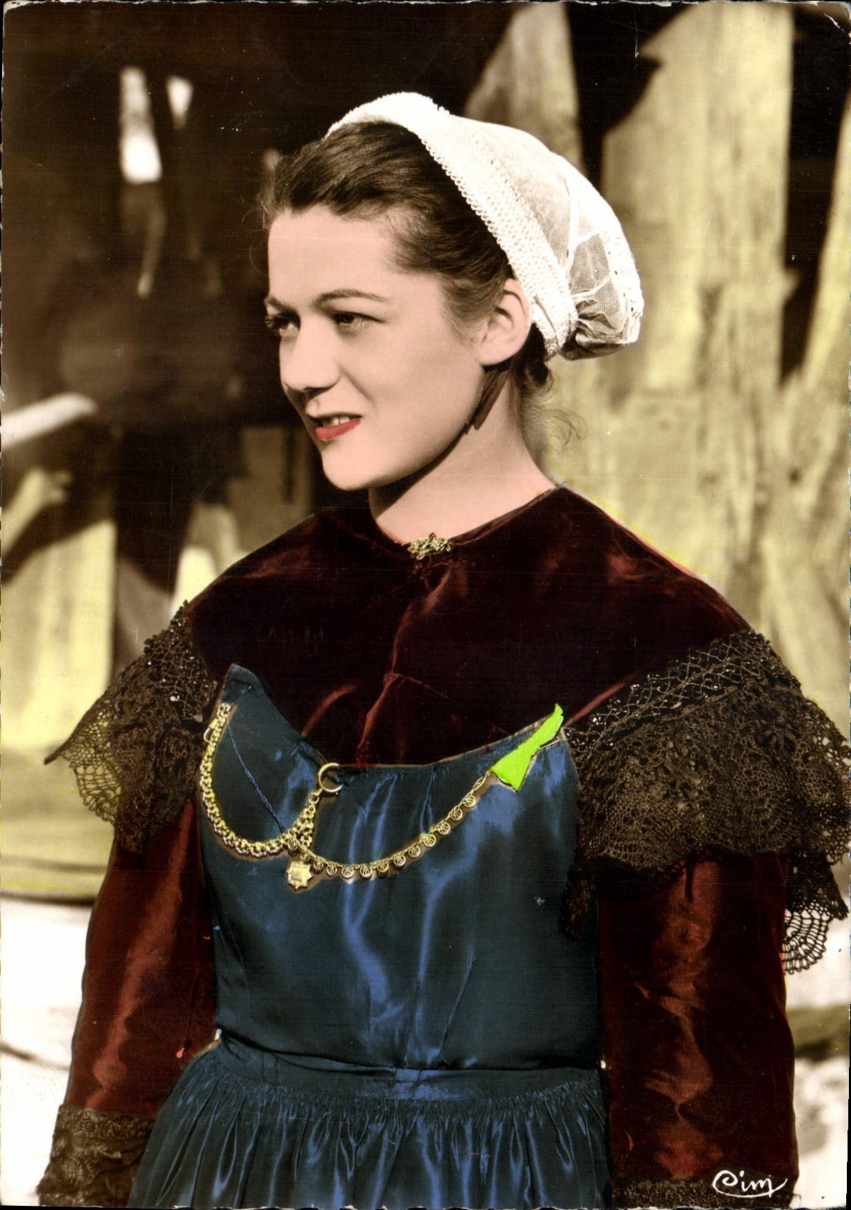Jeune Bressane en coiffe — Scènes et costumes de Bresse — Groupe folklorique du Syndicat d'Initiative de ST-ETIENNE-du-BOIS (Ain) — éditeur Combière