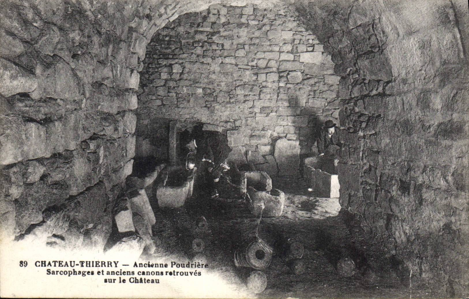 Château-Thierry — Ancienne Poudrière — Sarcophages et anciens canons retrouvés sur le Château