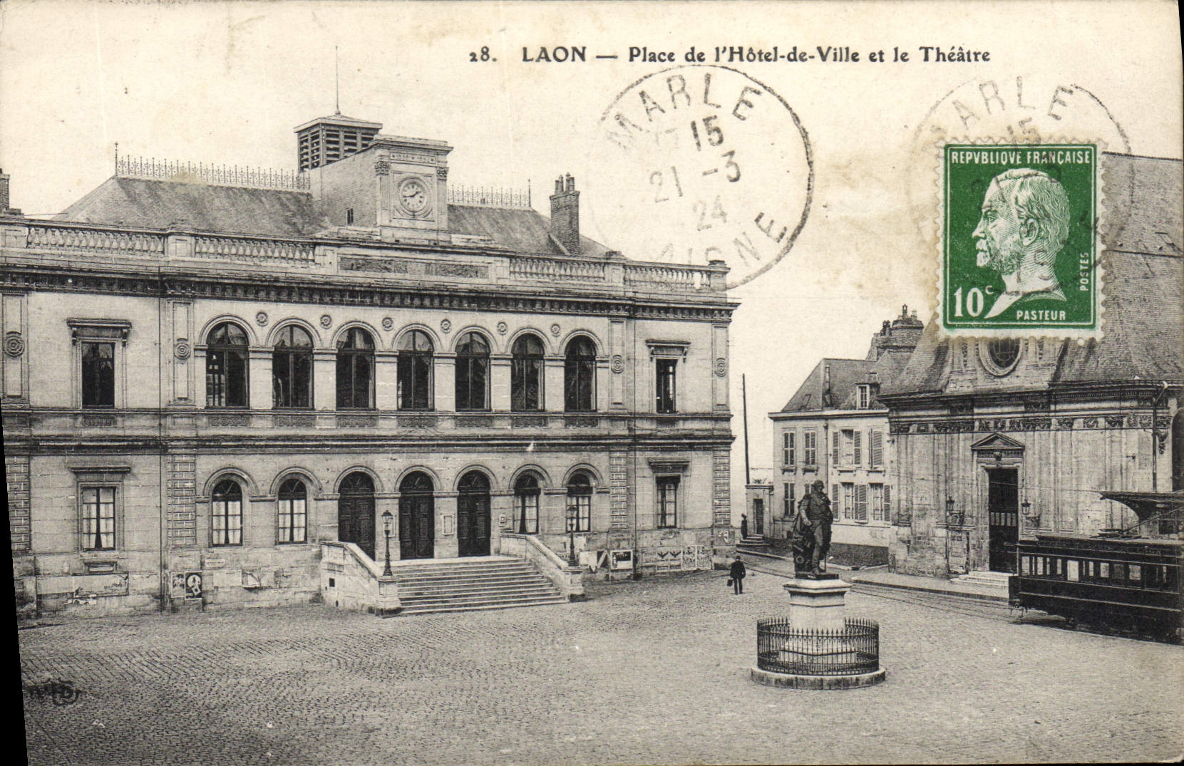 Laon — Place de l'Hôtel-de-Ville et le Théâtre — éditeur inconnu, n° 28