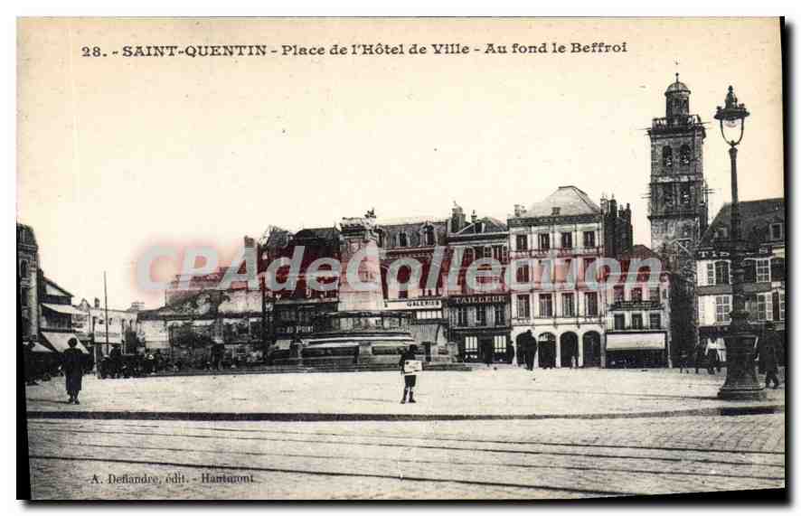 Saint-Quentin - Place de l'Hôtel de Ville - Au fond le Beffroi