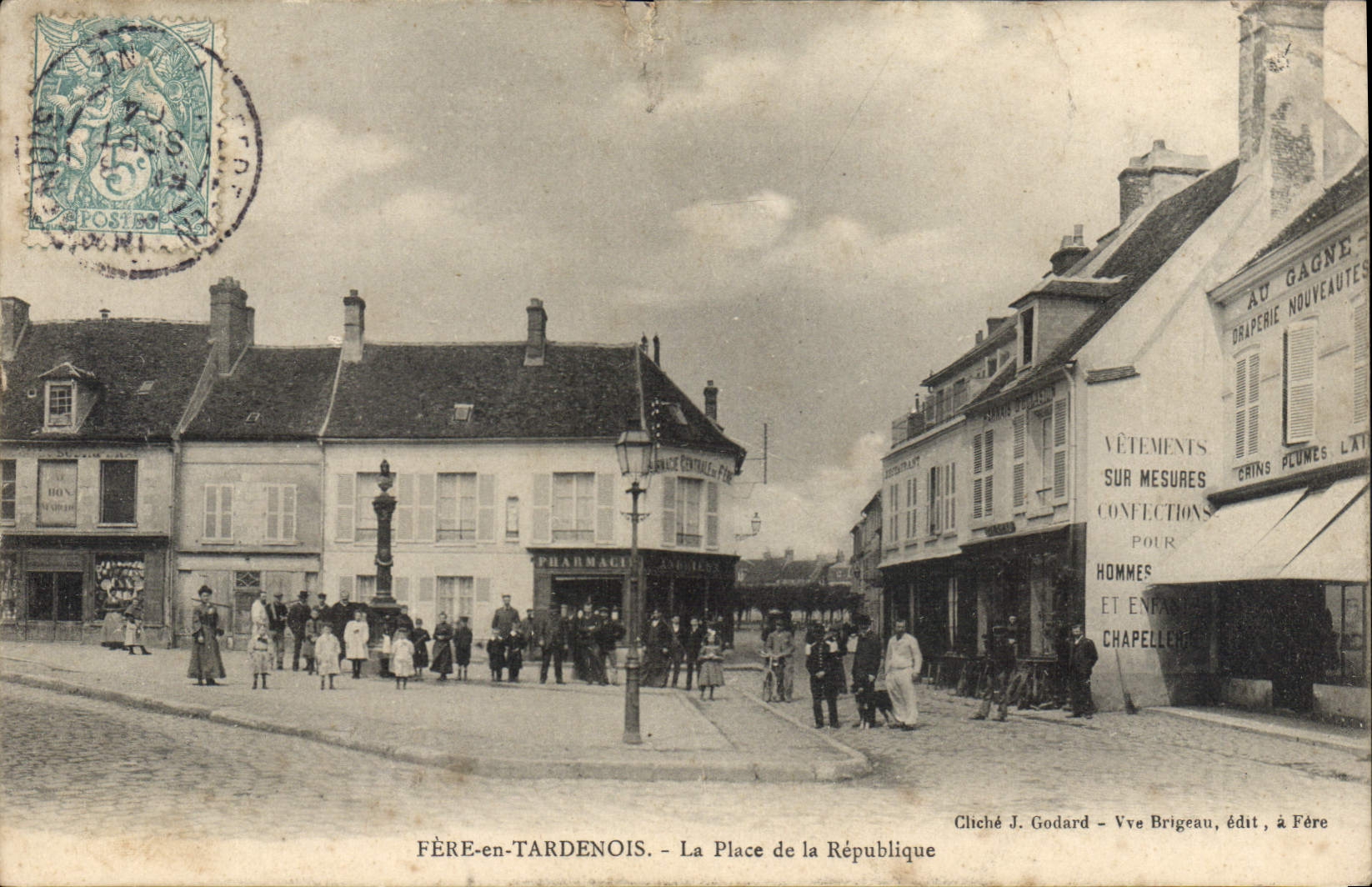 FÈRE-en-TARDENOIS — La Place de la République — Cliché J. Godard, Vve Brigeau, édit, à Fère