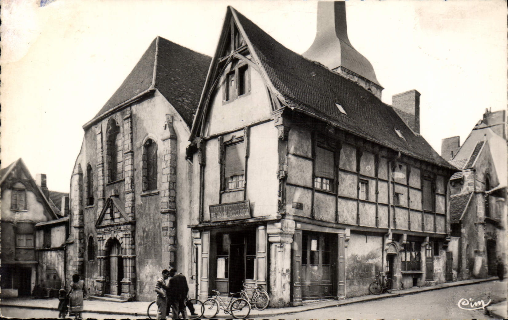 Montluçon (Allier) — Église Saint-Pierre (transept et abside du XIIe siècle) et vieilles maisons — Combière (Allier)