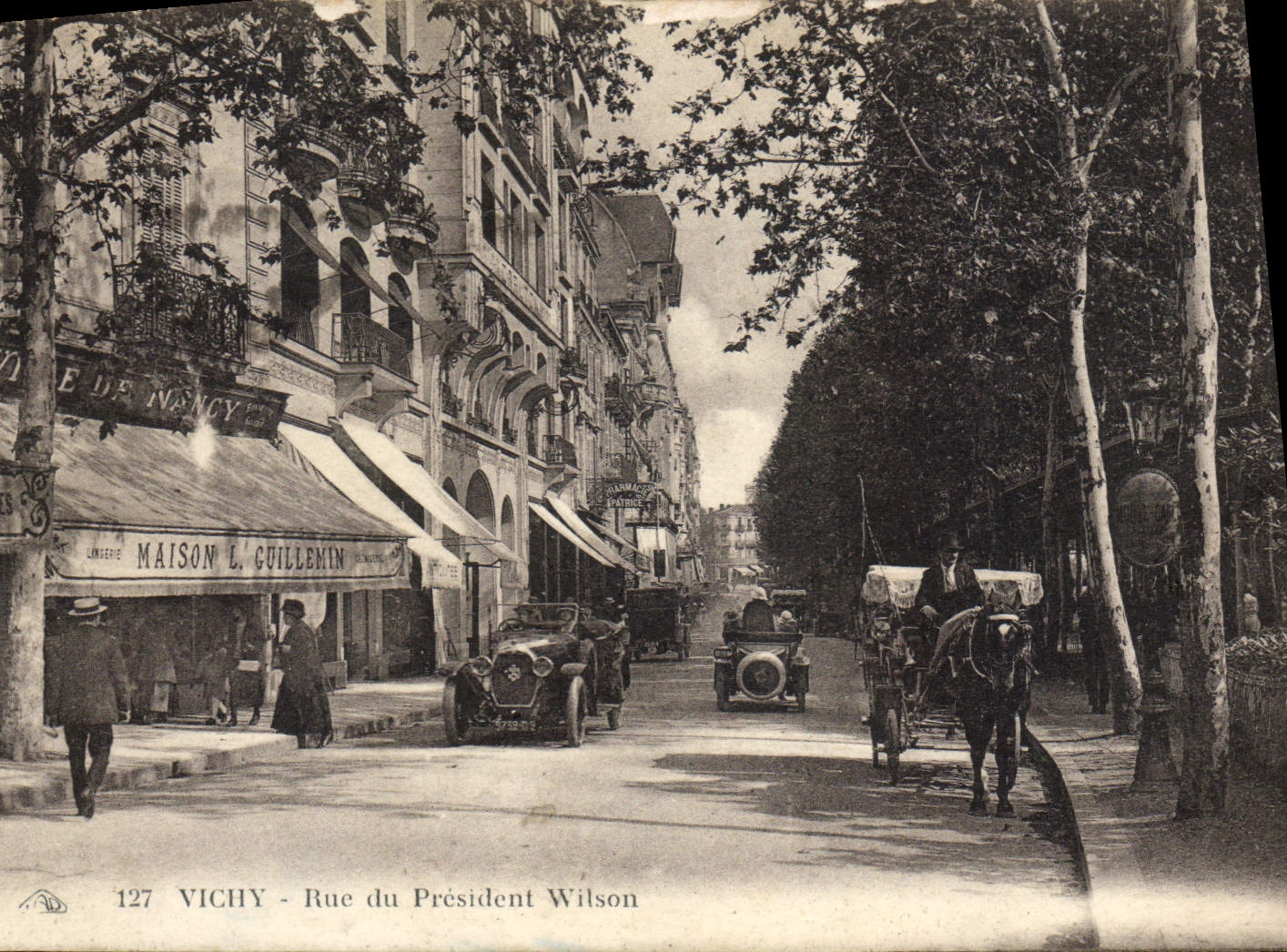 Vichy - Rue du Président Wilson — vue de rue avec véhicules et commerces — éditeur non identifié, n° 127