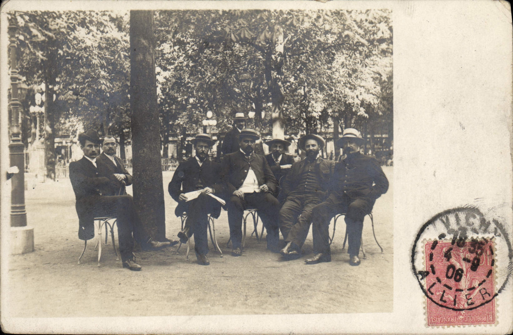 Groupe d'hommes en tenue d'époque — Place de la Concorde, Paris — éditée par la Société des Cartes Postales - Recto