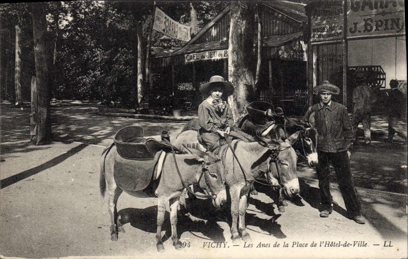 Vichy — Les Ânes de la Place de l'Hôtel-de-Ville — LL n°294
