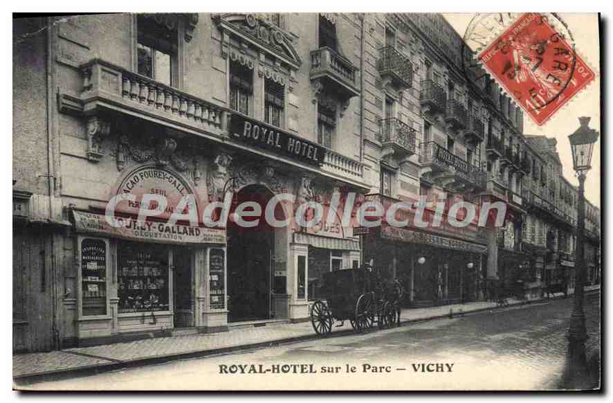 CPA Royal Hotel sur le Parc Vichy 