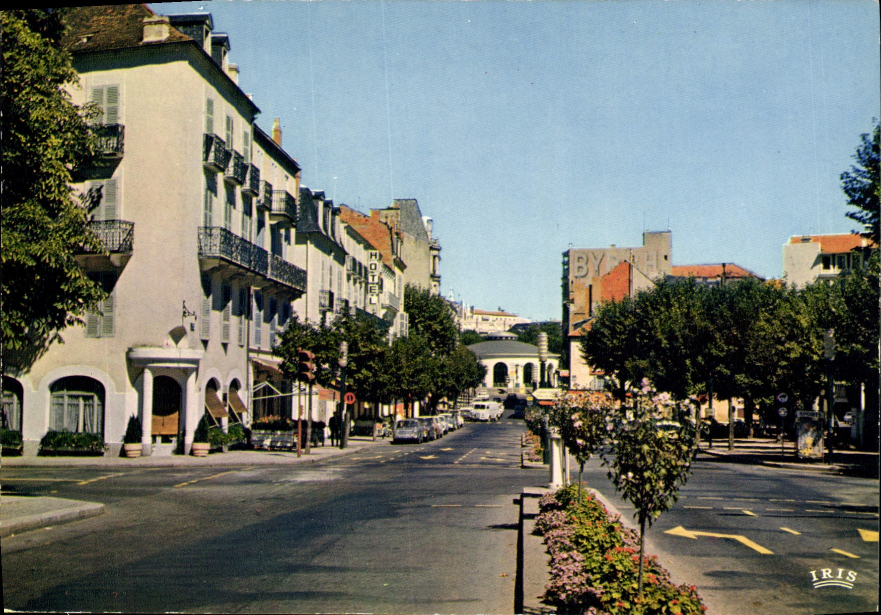 Vichy (Allier) — Reine des Villes d'Eaux, Avenue Aristide Briand — Éditions Hachette