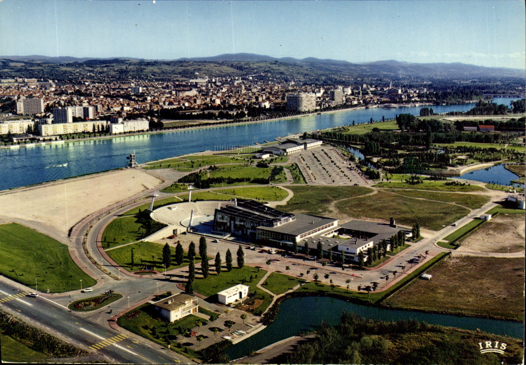 CPA Vichy Allier Station ideale Sante Vacances Vue aerienne sur la Maison des Jeunes le Theatre de v