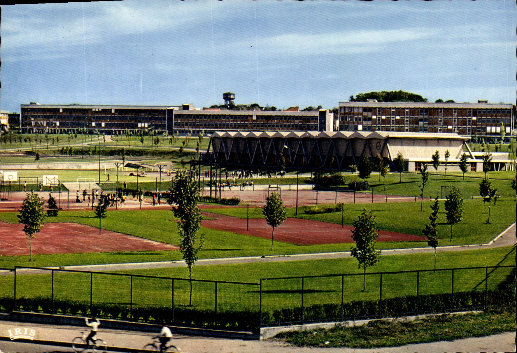 Vichy (Allier) — Lycée de Presles et terrains de sports — Éditions Hachette