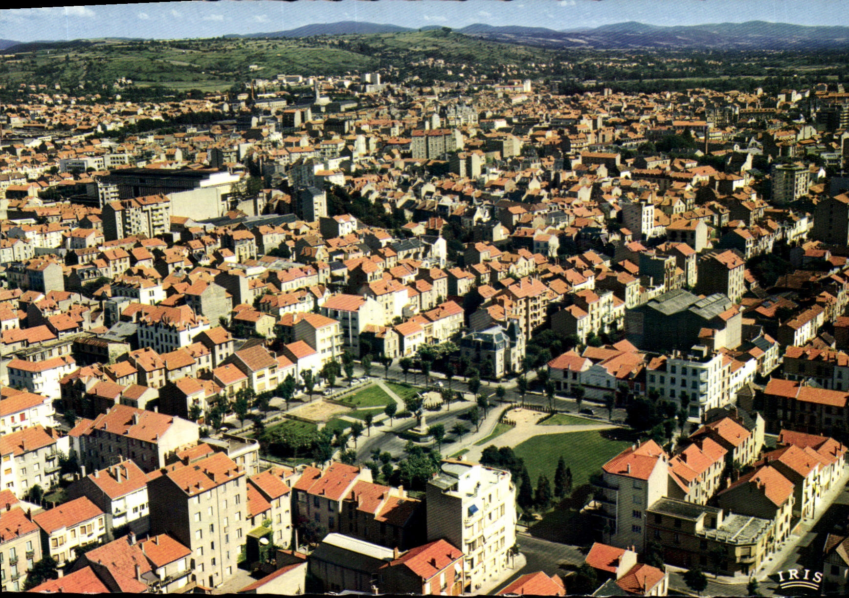 Vichy (Allier) — Vue aérienne de la Place de la République avec les Monts de la Madeleine à l'horizon — Éditions La Cigrome, Hachette