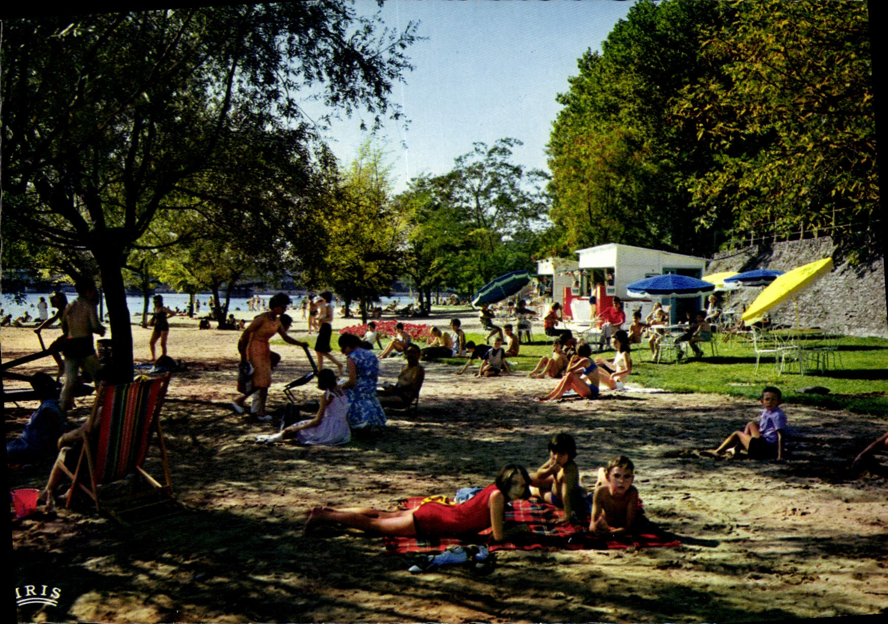 La plage des Célestins — Vichy (Allier) — Éditions Hachette