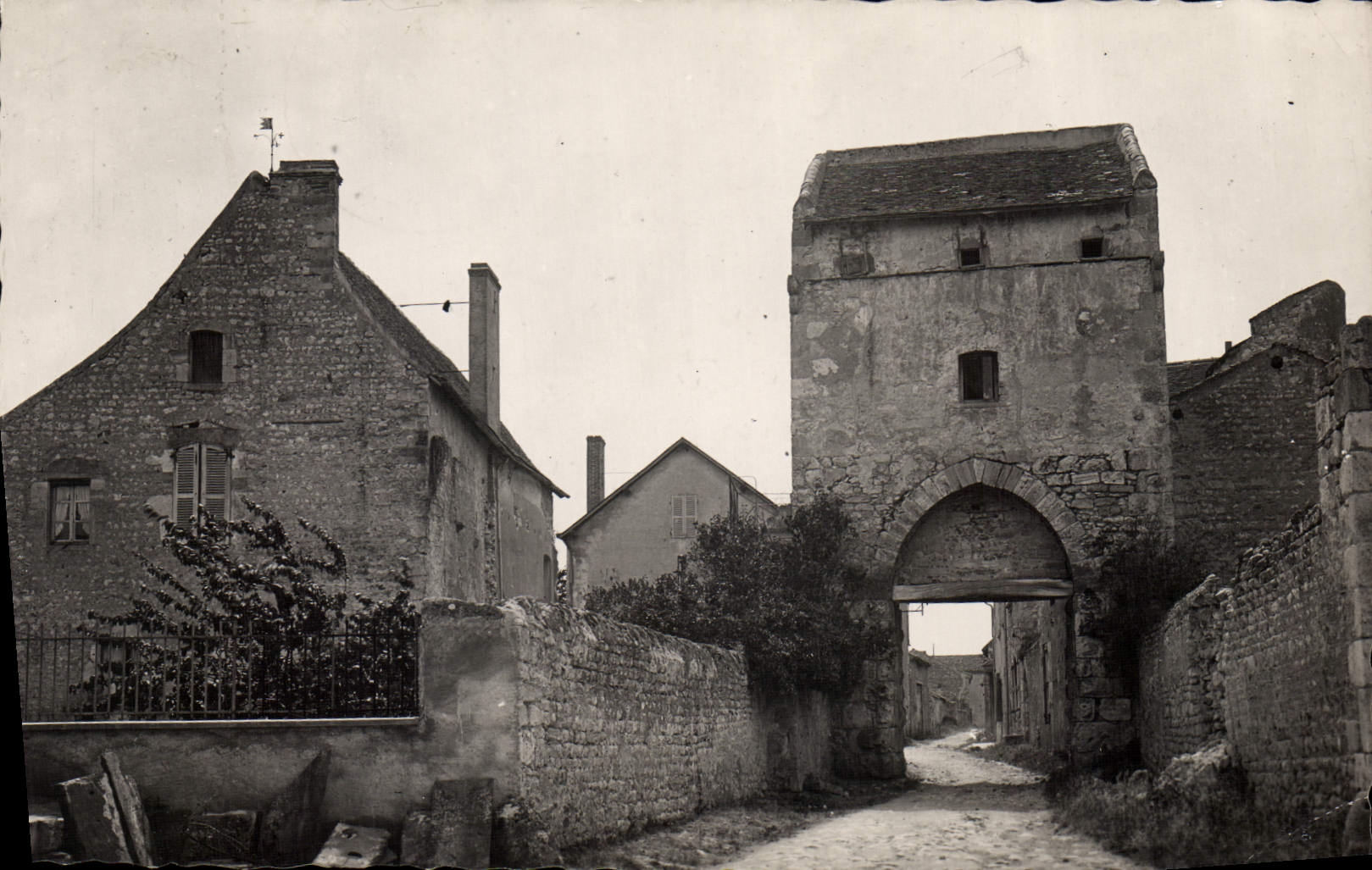 CPA Charroux Allier Porte du Prince de Conde 