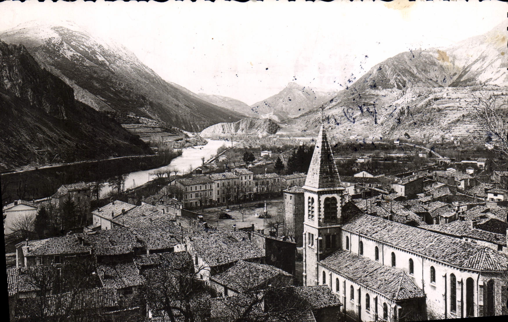 CPA Castellane B A Sur la Route Napoleon Station estivale a proximite des Gorges du Verdon Vue gener