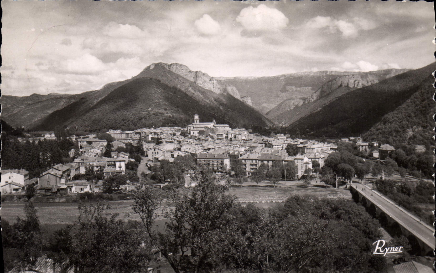 CPA La Haute Provence Digne les Bains Etape sur la Route Napoleon Pont sur la Bleone et vue generale