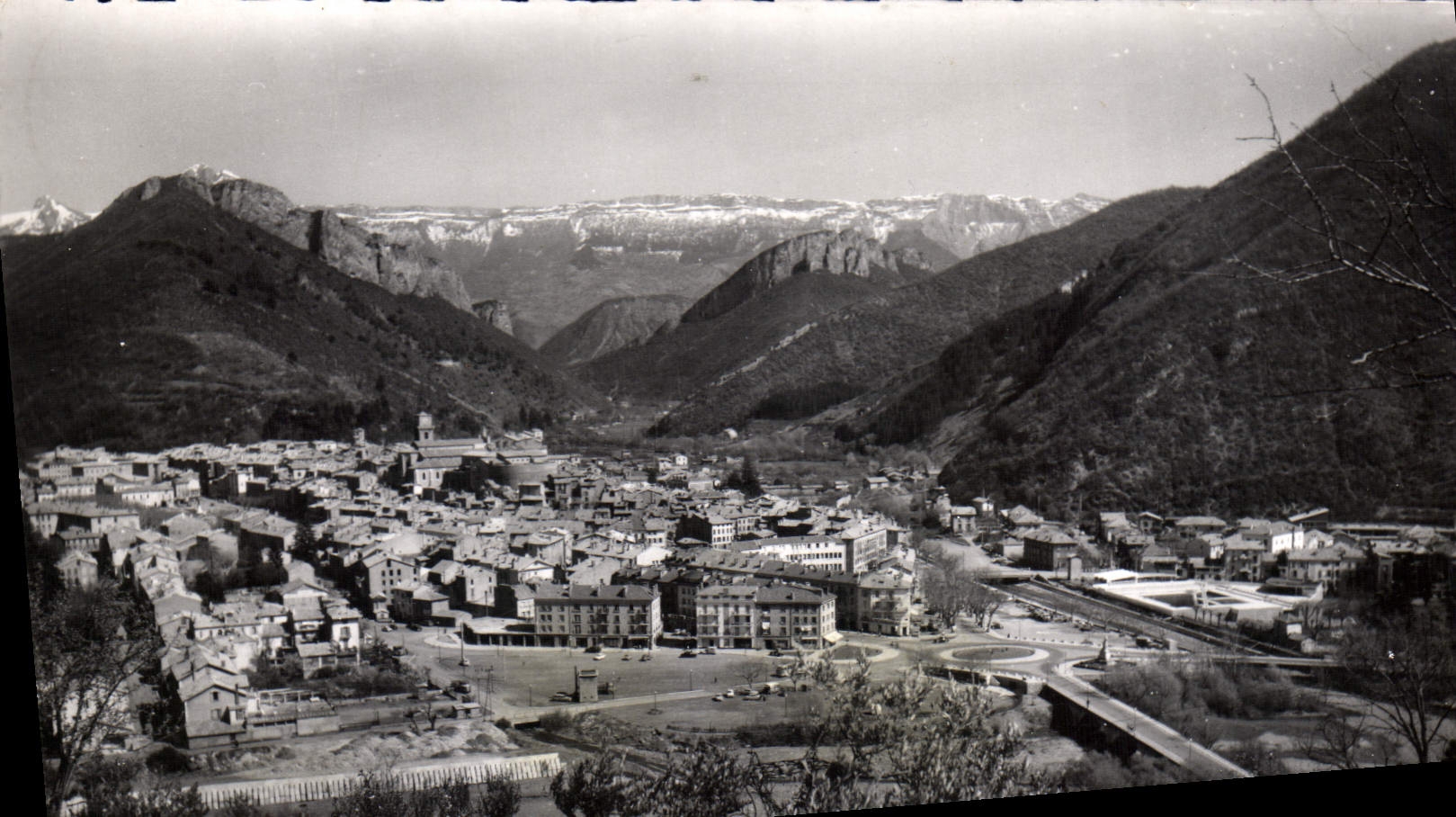 Digne-les-Bains — vue panoramique avec montagnes enneigées — Edition artistique A.D.I. NICE