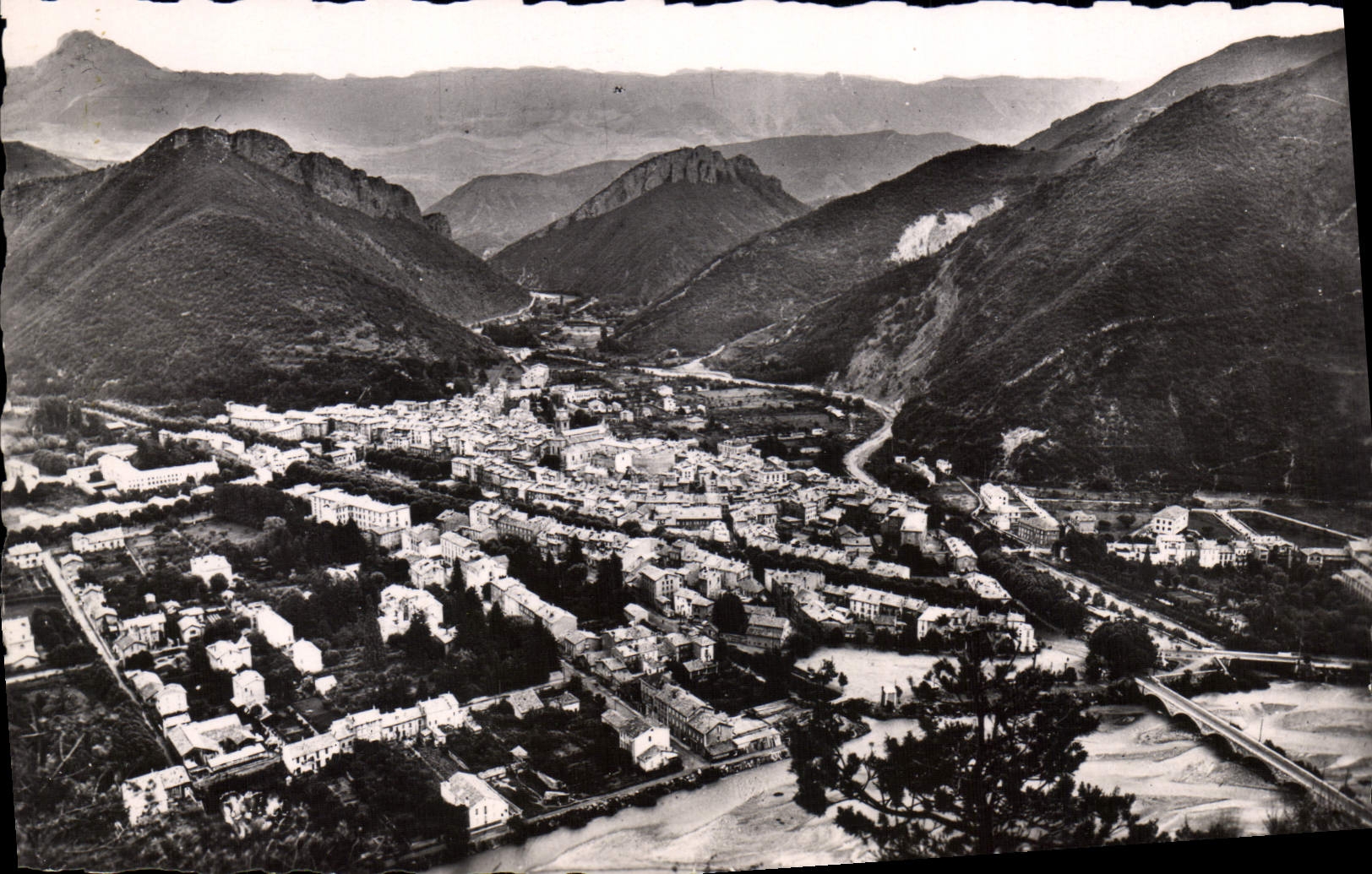 Digne-les-Bains (Basses-Alpes) — Vue générale et Vallée des Eaux-Chaudes — Éditions A.D.I.A. NICE, n° 6414