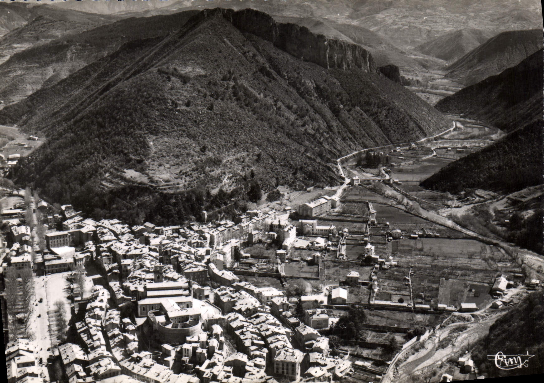 Digne (B.-Alpes) — Vue générale aérienne et la Vallée des Eaux-Chaudes — Éditions Aériennes MACON