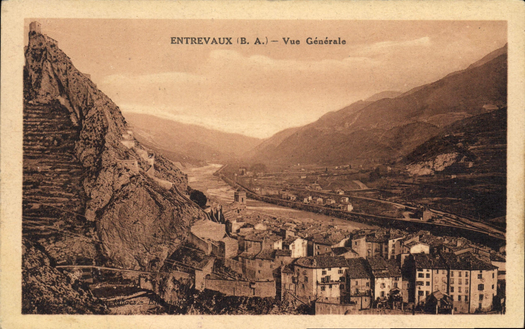 Entrevaux (B.A.) — Vue Générale — Éditeur : C. G. R. (ou similaire) — N° de série non visible