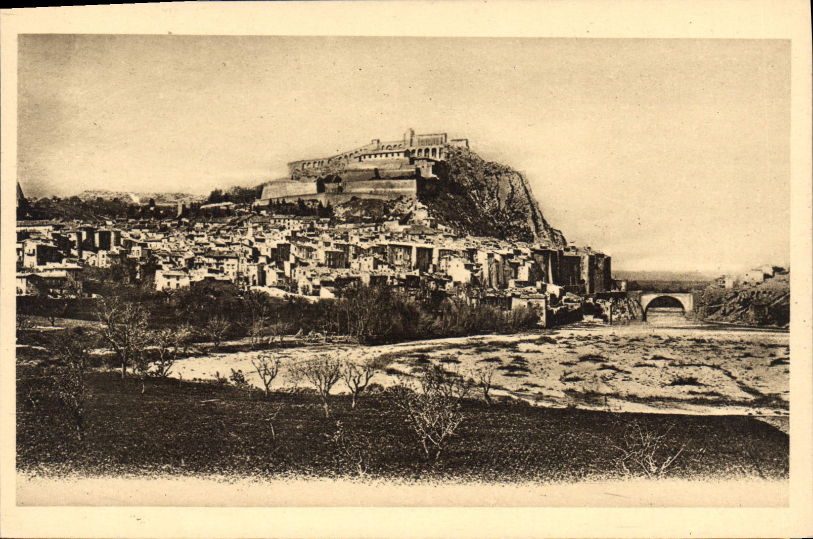 Sisteron — Vue générale (Côté Sud-Est) — Éd. de la Librairie Moderne A. Clergue, n°2