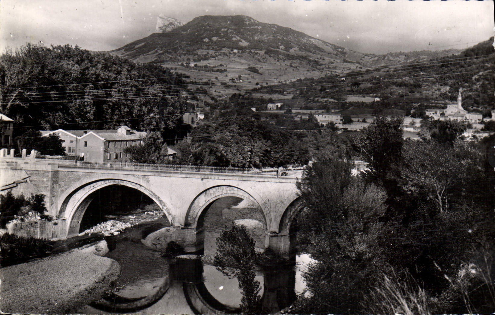 Sisteron (B.A.) — Un coin pittoresque — Les Éditions a. M. 4, Bd. de Ciniez, Nice