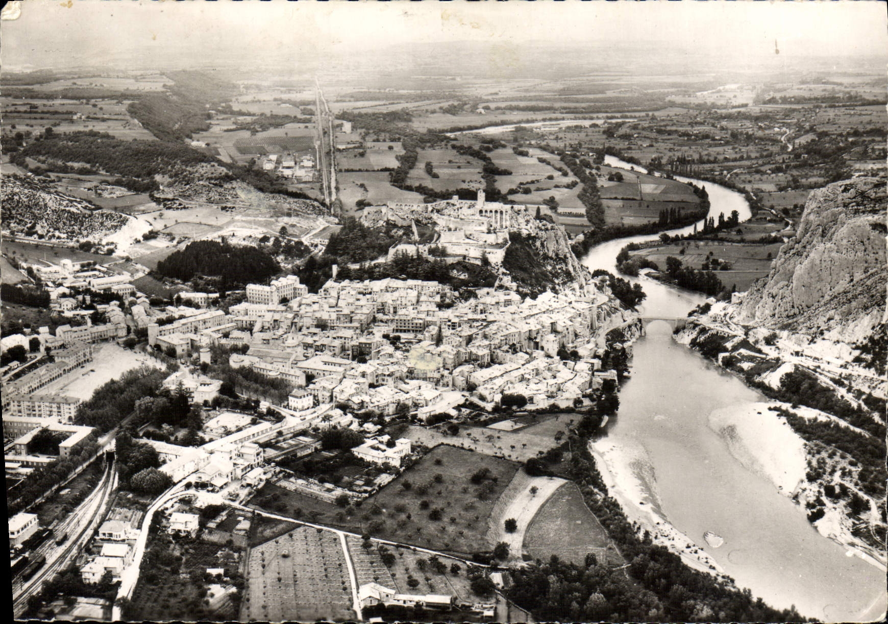Sisteron (Basses-Alpes) — Vue générale aérienne sur la ville et la vallée de la Durance — éditeur non visible
