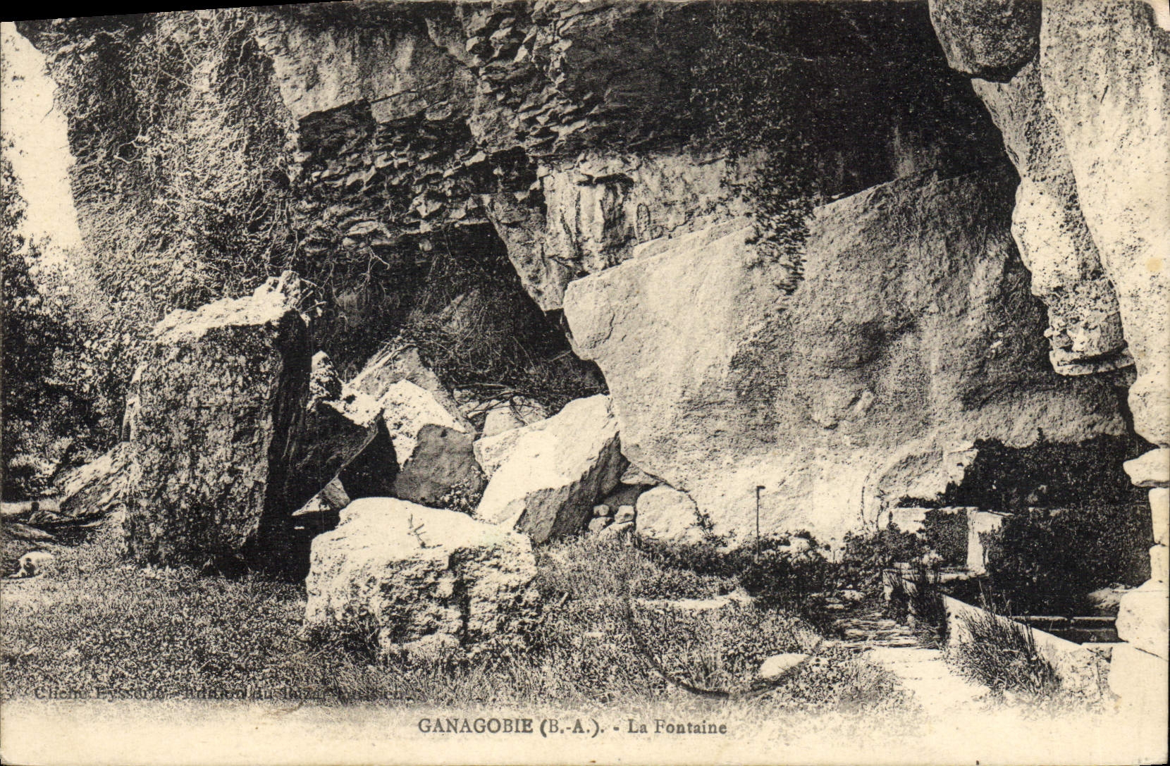 Ganagobie (B.-A.) - La Fontaine — vue de la grotte avec cascade et rochers