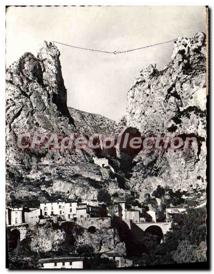 Moustiers-Ste-Marie — vue du village entre deux falaises — Photo Coïble Macron