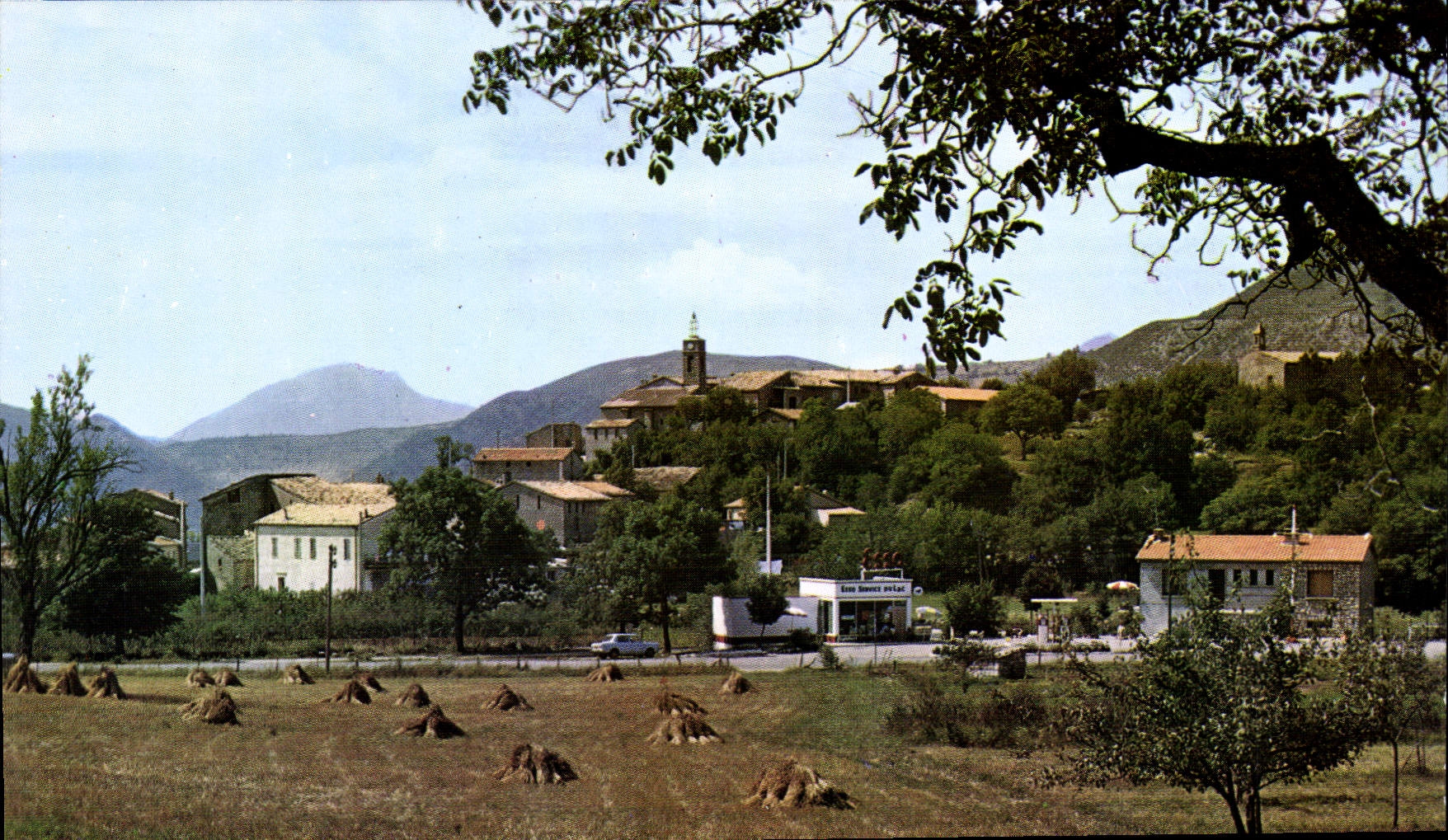 Saint-Julien-du-Verdon — village au pied des montagnes — Éditions de France