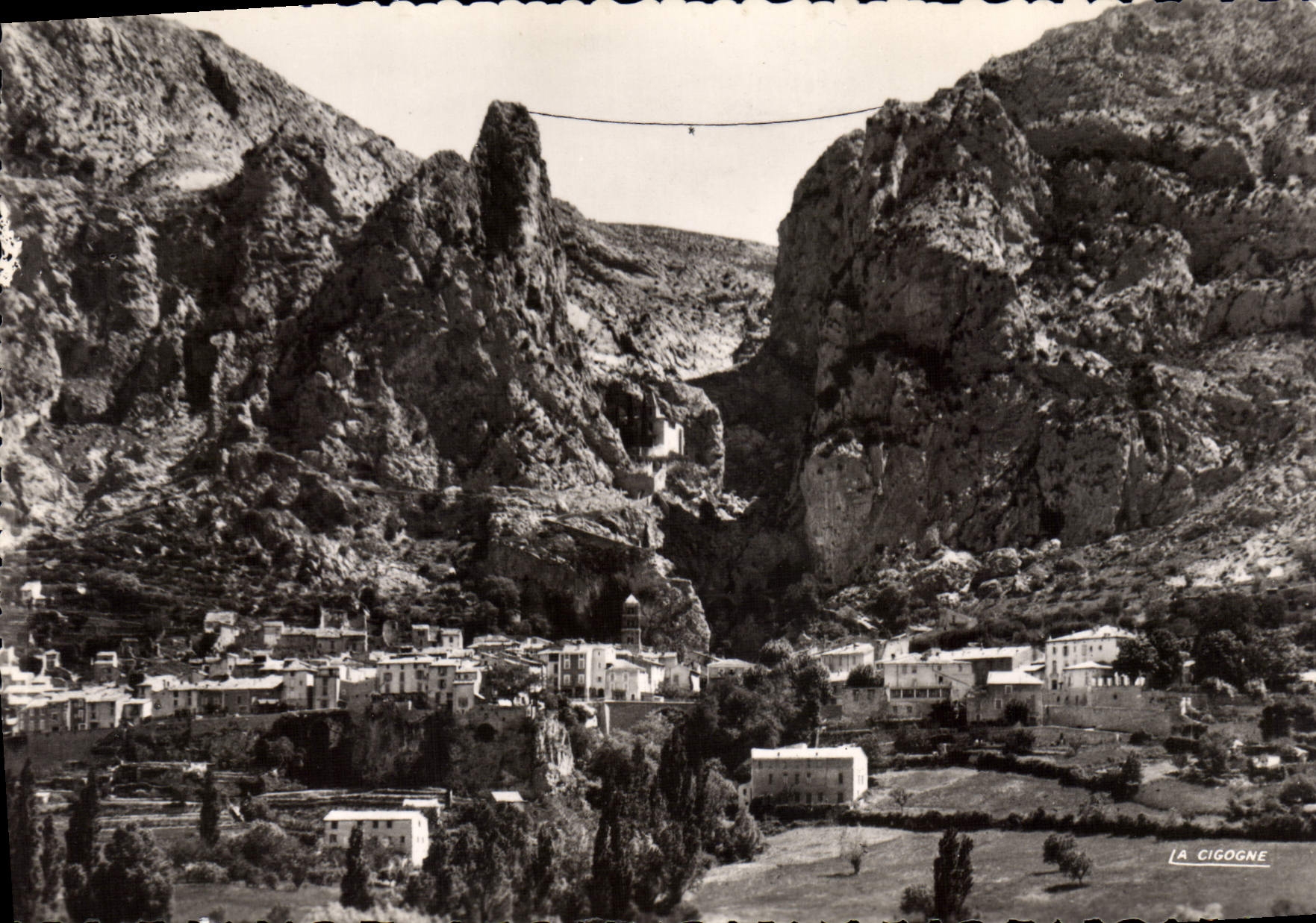 CPA Moustiers Sainte Marie B A le village au pied de l'etannante breche de la Falaise et la Chaine d