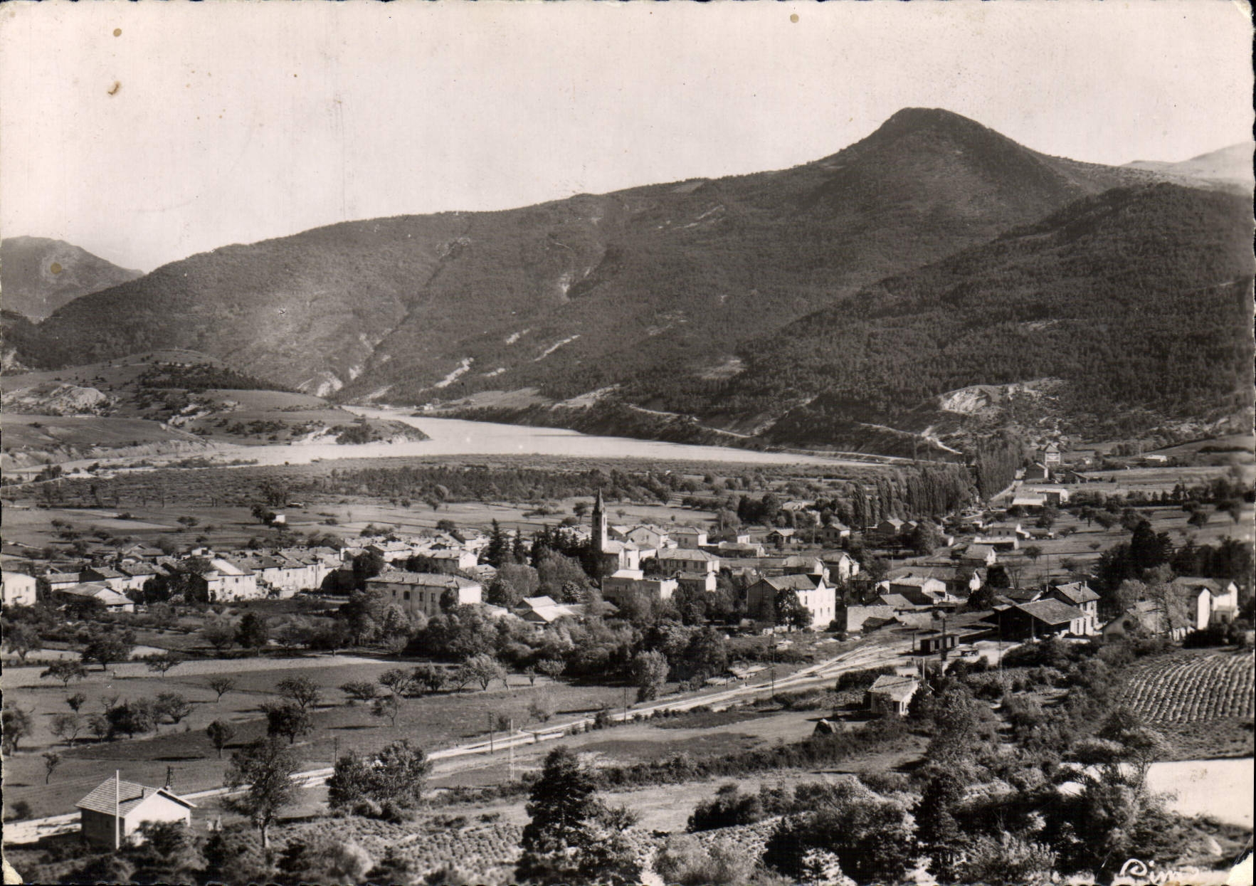 Saint-André-des-Alpes — Lac de Castillon au pied de Saint-André — Photographe Véritable Interdile