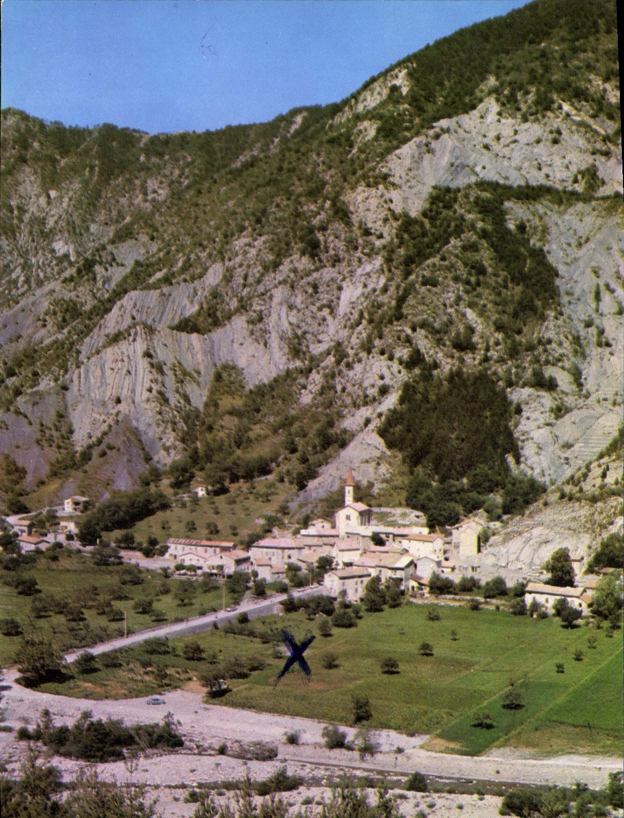 Prads (Basses-Alpes) — village encaissé dans un paysage montagneux — Photo Jean-François URSO, Marsillargues (71) — n° 72.922