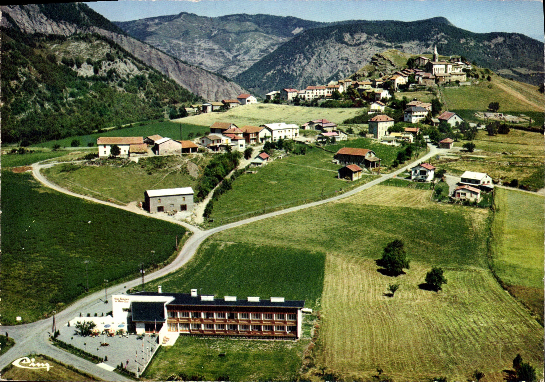Turriers (04) — Vue aérienne du village et de l'Hôtel de Rochecline — éditeur Cinq