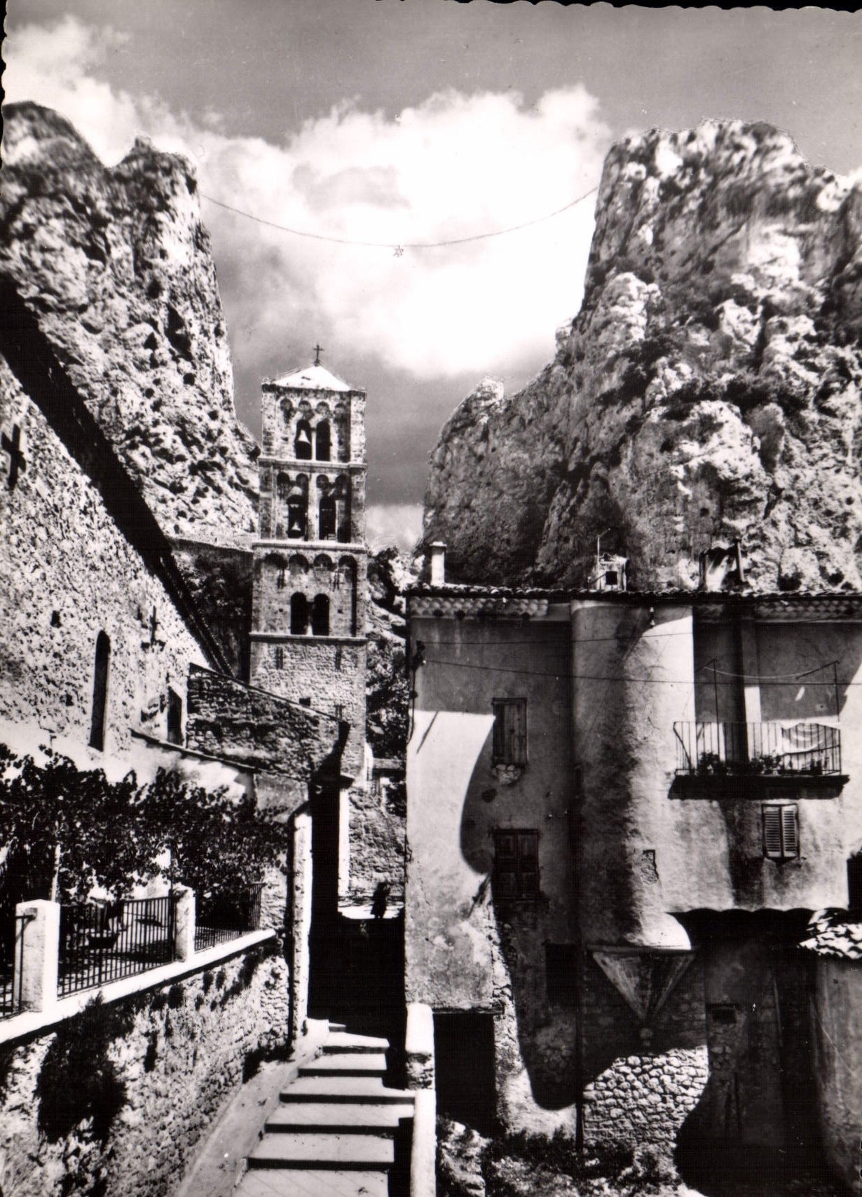 Moustiers-Sainte-Marie — Clocher de l'église romane — Édition Courbon-Audibert