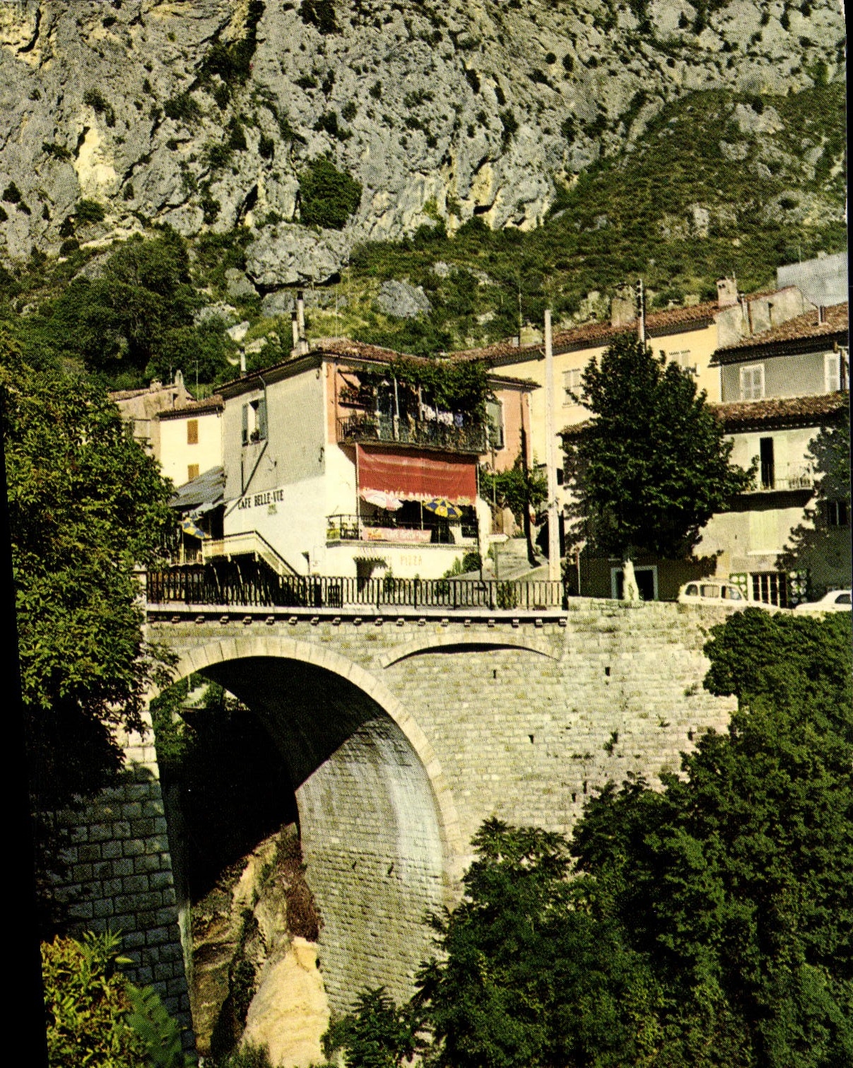 Moustiers-Sainte-Marie — Vue du pont et du café Belle-Aube — Société Éditions de France