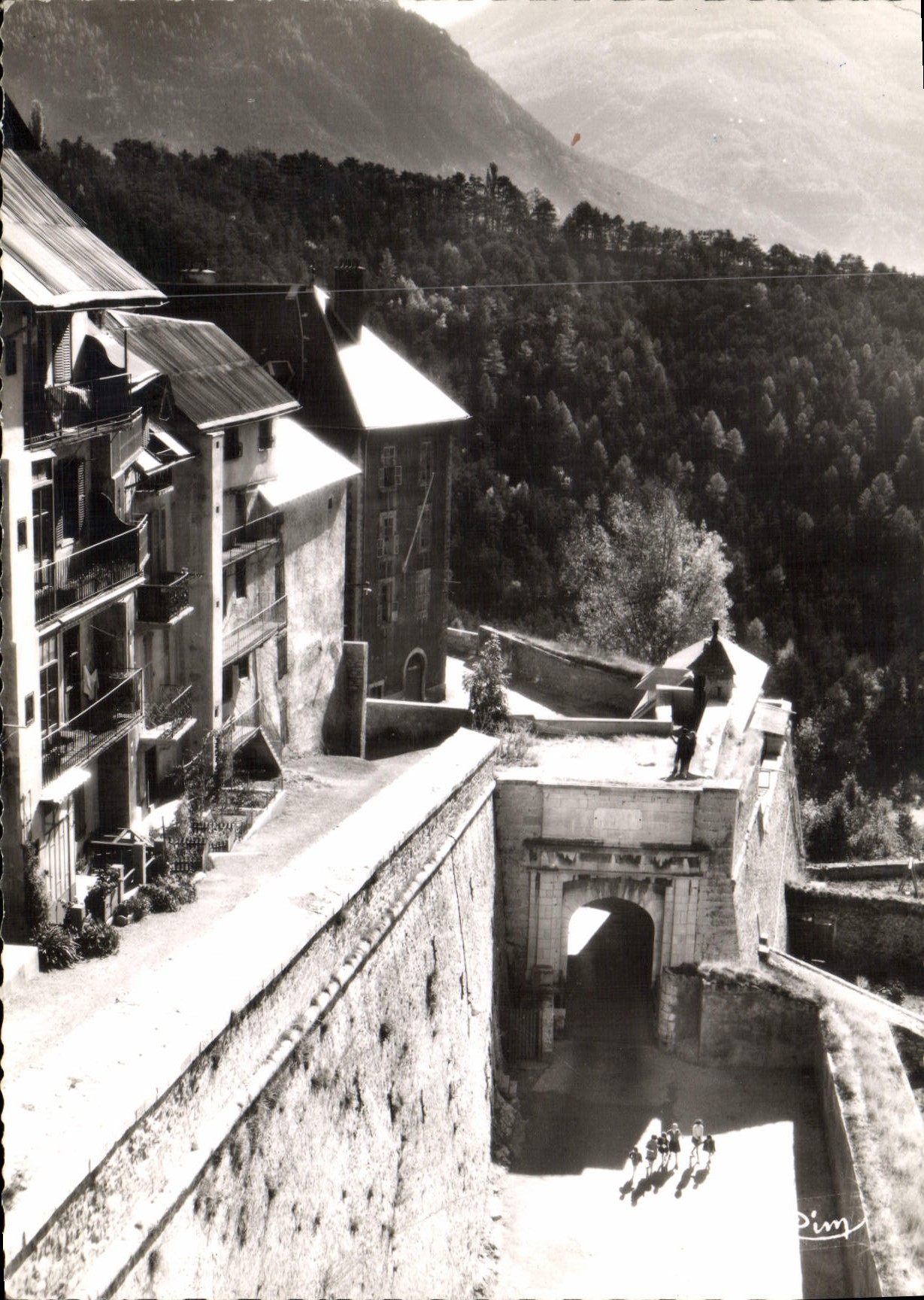 Briançon (Htes-Alpes) — La Ville la plus haute d'Europe — Porte d'Embrun — Comimé Imp. Macon
