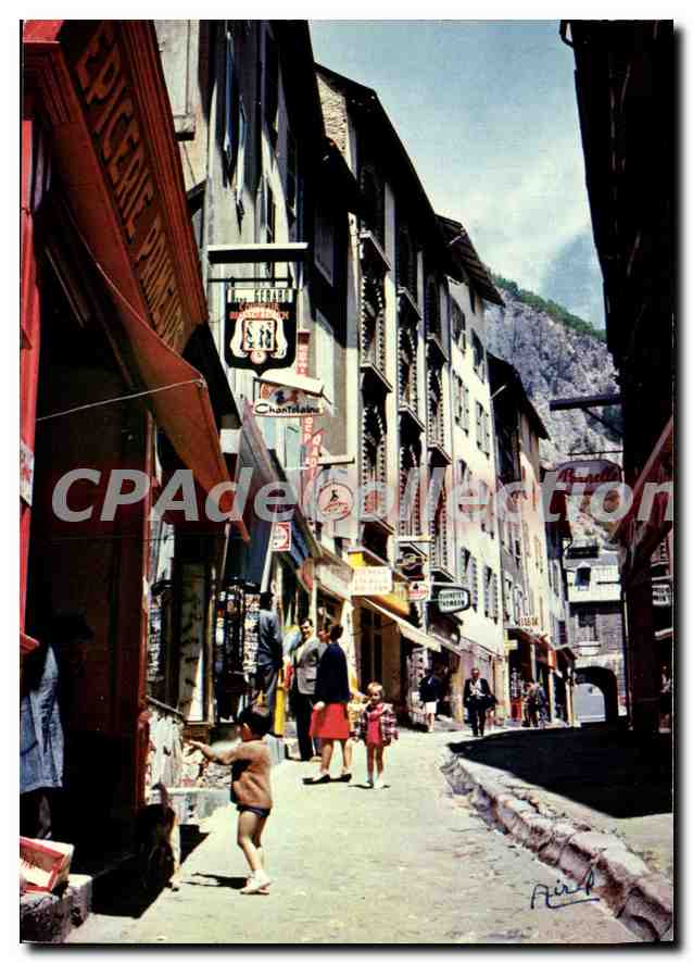 CPA Sur la Route des Grandes Alpes la plus haute ville d'Europe Briancon H A rue pittoresque de la V