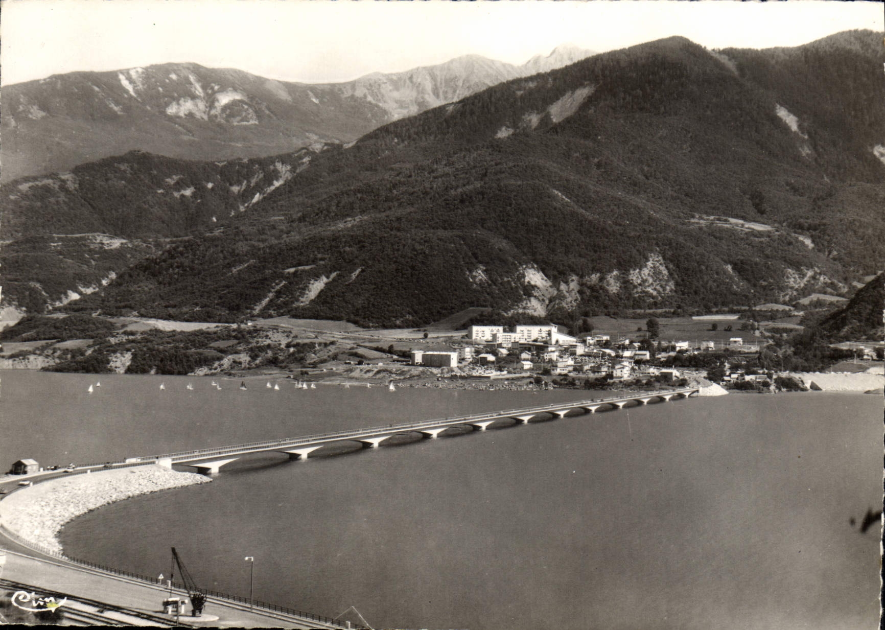 Savines-le-Lac (Alpes) — Le Pont sur le Lac et Savines, vue générale — IMP. ALCO (S.-M.)
