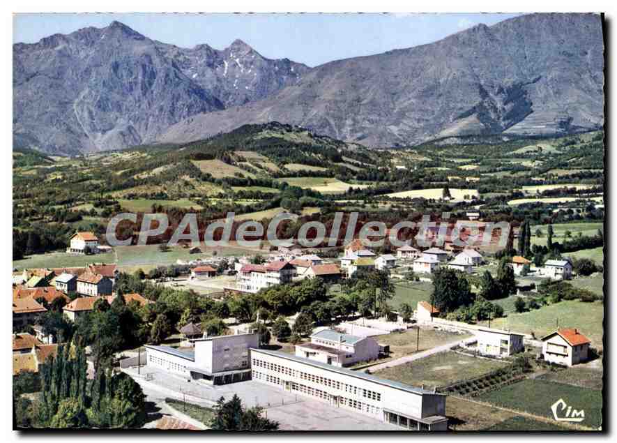 CPA St Bonnet en Champsaur Htes Alpes Vue generale aerienne le Groupe Scolaire au fond la Montagne d