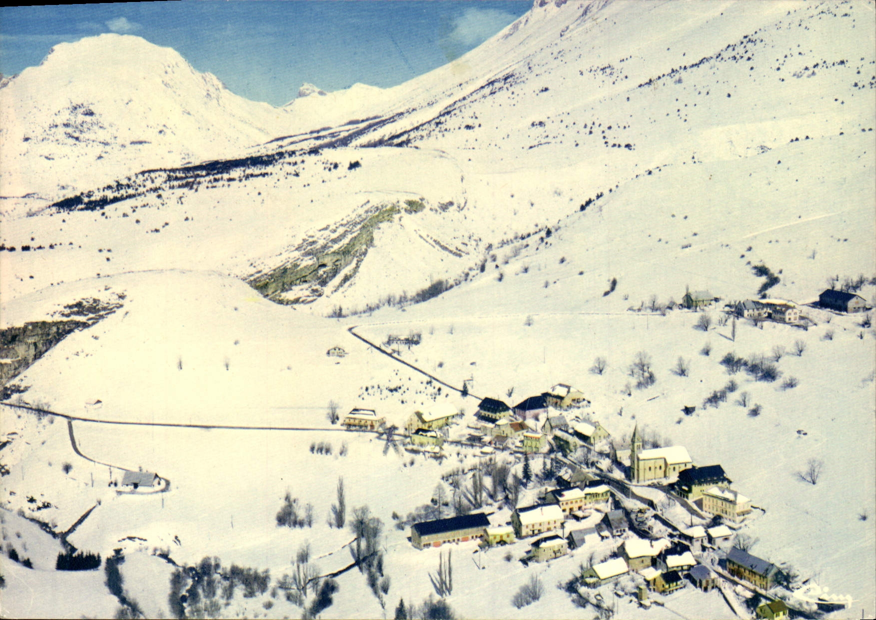 St-Etienne-en-Devoluy — Vue générale aérienne du village. Au fond, Gicon — Imprimeur Combier