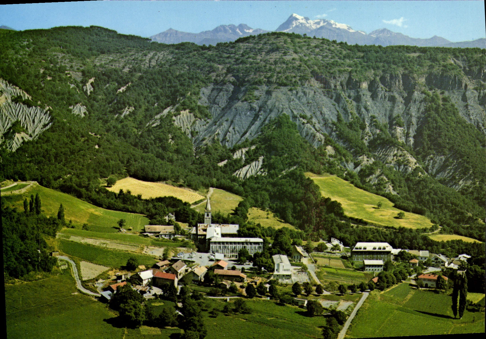 Notre-Dame du Laus (Hautes-Alpes) — vue aérienne avec le Vieux Chaillol en arrière-plan — Éditions Célard, Bron