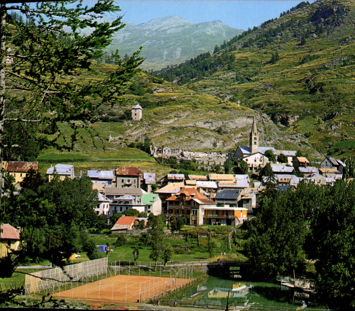 CPA Reflets de France Hautes Alpes Aiguilles en Queyras en montant a Peynin vue du village au 1er pl