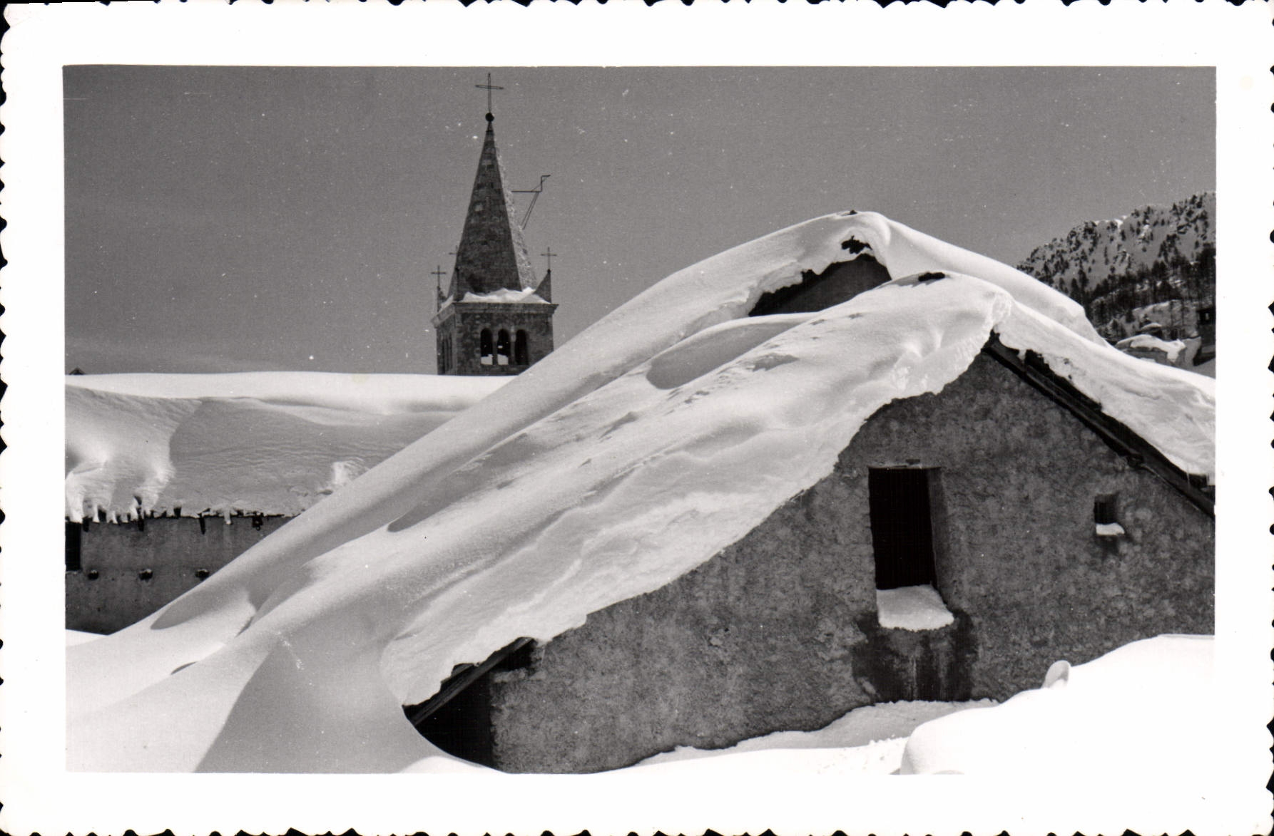 Montgenèvre (1.860 m) — sous la neige — Éditions A. Calièze, reproduction infrarouge