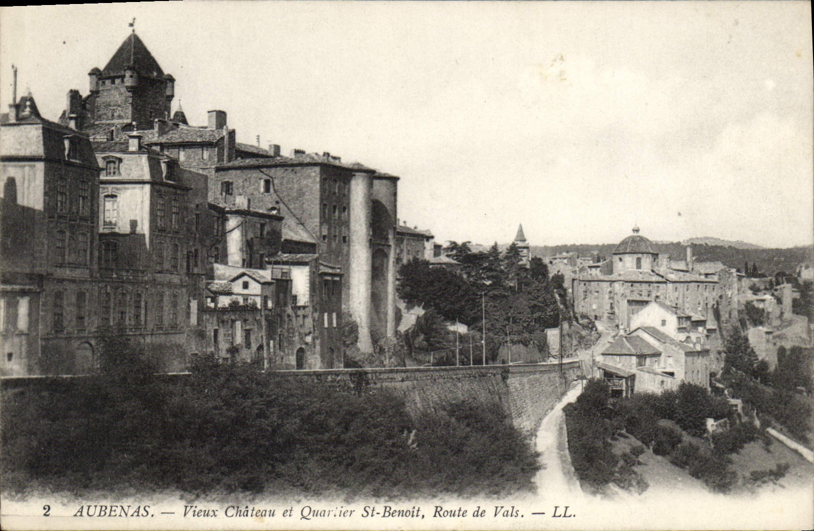 CPA Aubenas Vieux Chateau et Quartier St Benoit Route de Vals 