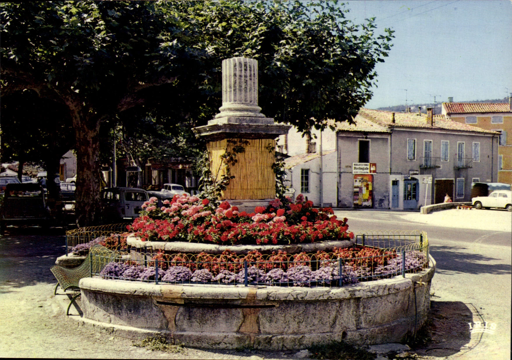 Prévas — L'ancienne fontaine-abreuvoir fleurie, du champ de Mars — Lumicap